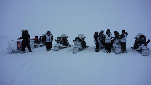 Reindalen & Van Mijenfjorden Erster Halt an einer Notunterkunft, die Sicht ist eher schlecht.