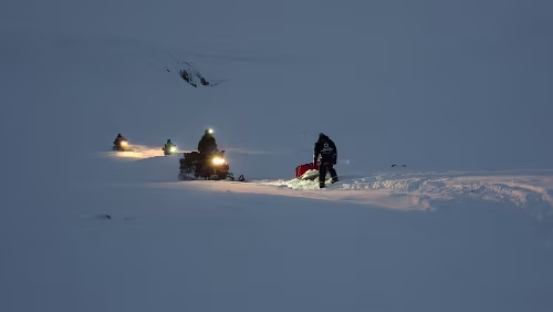 Reindalen & Van Mijenfjorden Ein Scooter steckt fest und wird wieder flott gemacht.