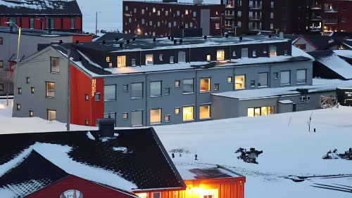 Longyearbyen „Svalbard Hotell | Polfareren“.