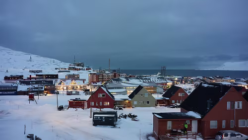 Longyearbyen Blick vom Lawinenschutzwall in Richtung Nordosten.