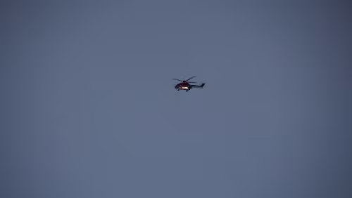Longyearbyen Ein Hubschrauber auf dem Weg in Richtung Flughafen.