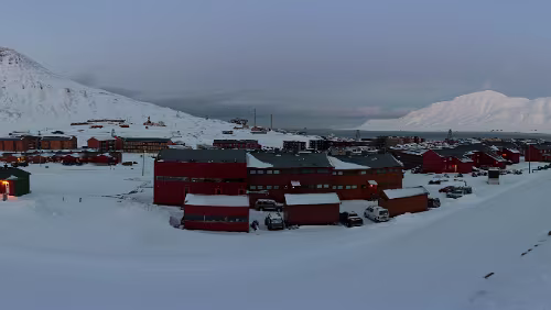 Longyearbyen Auf dem Lawinenschutzwall.