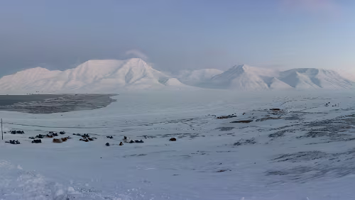 Longyearbyen Blick vom Adventfjorden in das Adventdalen.