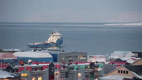 Longyearbyen Das Schiff «Polarsyssel» des „Sysselmesteren“.