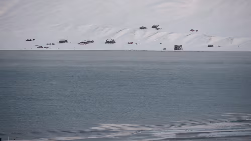 Longyearbyen Die Gebäude unten gehören zum alten Kohleabbau „Hiorthhamn“. Der Berg hinten dran nennt sich „ Hiorthfjellet “.