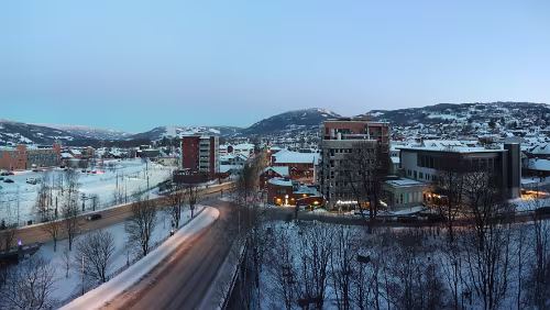 Lillehammer – Dagali Blick aus dem 8. Stock des „Aksjemøllen - by Classic Norway Hotels“ in Lillehammer. Links im Bild die Geleise der „ Dovrebanen “. Panorama .