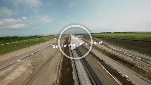 Drohnenflug über die deutsche und dänische Tunnelbaustelle Bei bestem Wetter ist Dane Grace, einer der talentiertesten Drohnenpiloten der Welt, mit seiner Drohne über die deutsche und dänische Baustelle für den...