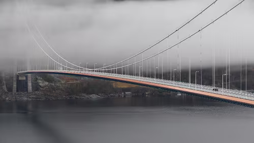 Vågsli - Bergen Die Hardangerbrua (deutsch Hardangerbrücke) ist eine Hängebrücke über den Eidfjord in Norwegen. Gesamtlänge: 1380 m; Höhe: 202 m; Lichte Höhe: 55 m