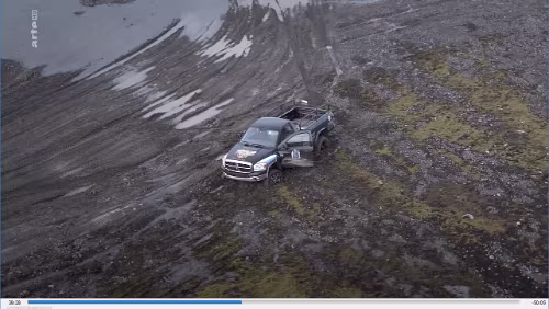 Abenteuer Antarktis - Ein Jahr im ewigen Eis Selbst mit so einer Karre steckt man ruckzuck fest und kommt nur mit fremder Hilfe wieder raus. Alle Nationen vor Ort unterstützen sich gegenseitig. Warum geht...