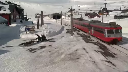 Finse stasjon 04:30 Schienenbus; 01:20:00 Güterzug aus Richtung Bergen; 01:31:00 Schienenbus