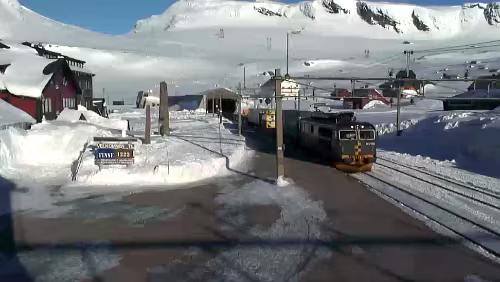 Finse stasjon Güterzug bei Sonnenschein