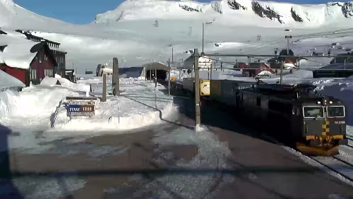 Finse stasjon Güterzug bei Sonnenschein