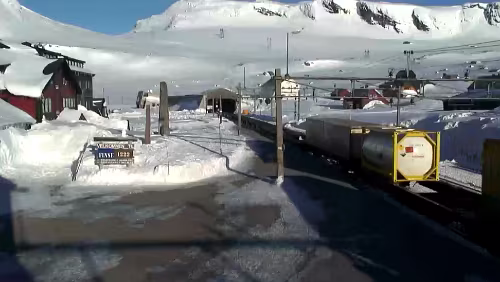 Finse stasjon Güterzug bei Sonnenschein