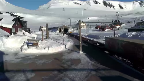Finse stasjon Güterzug bei Sonnenschein
