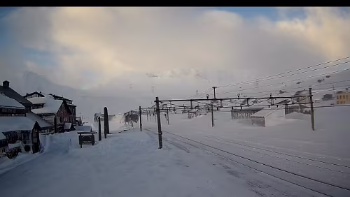 Finse Man achte auf das rechte kleine vordere Gebäude, wie viel Schnee da liegt...
