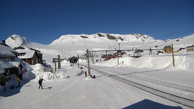 April Bilder von der WebCam Finse stasjon .