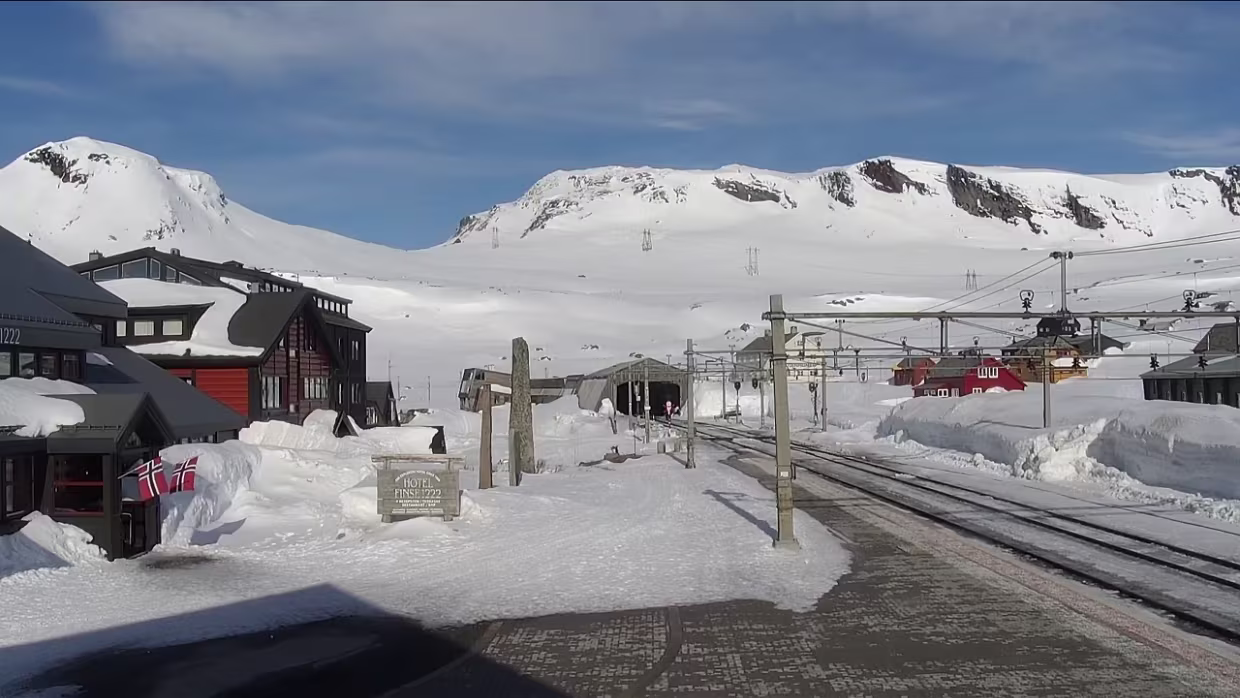 April Bilder von der WebCam Finse stasjon .