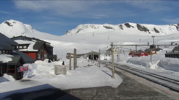 April Bilder von der WebCam Finse stasjon .