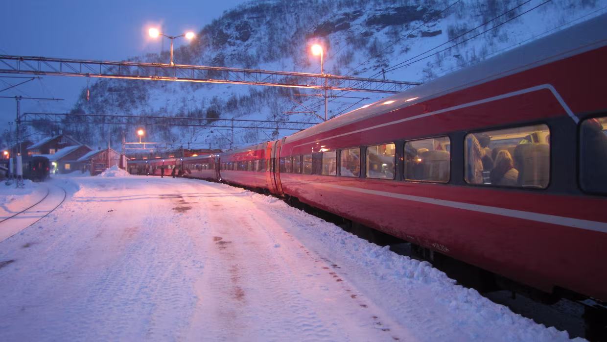 Zug Mit dem Zug nach und durch Norge Karte Aktuelle News Liste aller Bahnstrecken Liste aller Bahnhöfe, Haltestellen...