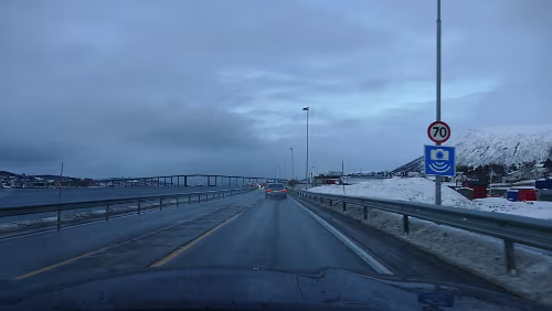 Geschwindigkeits&shy;überwachung – Norwegen Die Geschwindigkeitsüberwachung wird angekündigt, mit der geltenden Höchstgeschwindigkeit. Verkehrszeichen „556.1“ (Automatisk trafikkontroll – punktmåling).