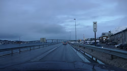 Geschwindigkeits&shy;überwachung – Norwegen Stationäres Gerät zur Geschwindigkeitsüberwachung.