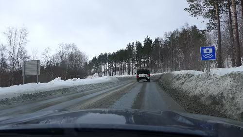 Geschwindigkeits&shy;überwachung – Norwegen Die Geschwindigkeitsüberwachung wird angekündigt, hier fehlt die Angabe der geltenden Höchstgeschwindigkeit, man muss sie also selbst behalten haben....
