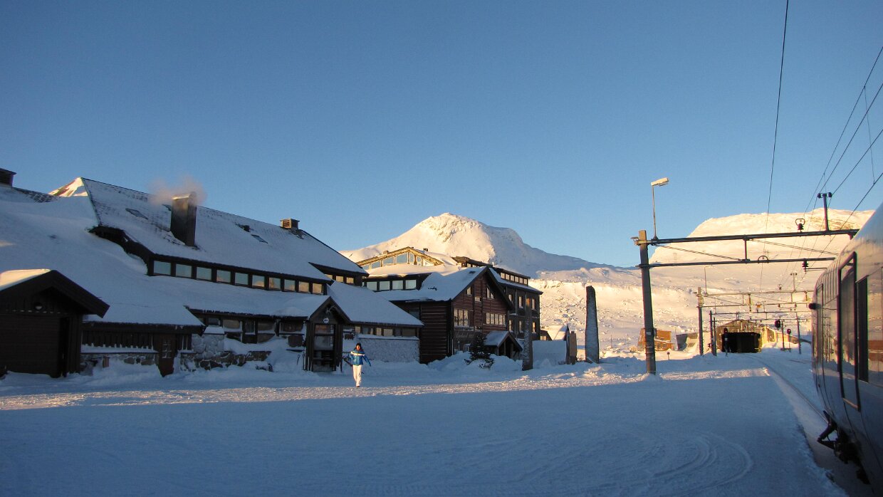 2010/12 (5) Hahnstätten – Frankfurt(Main) Süd – Køben&shy;havn H – Oslo S – Trond&shy;heim S – Bodø – Svolvær – Stokmarknes –...